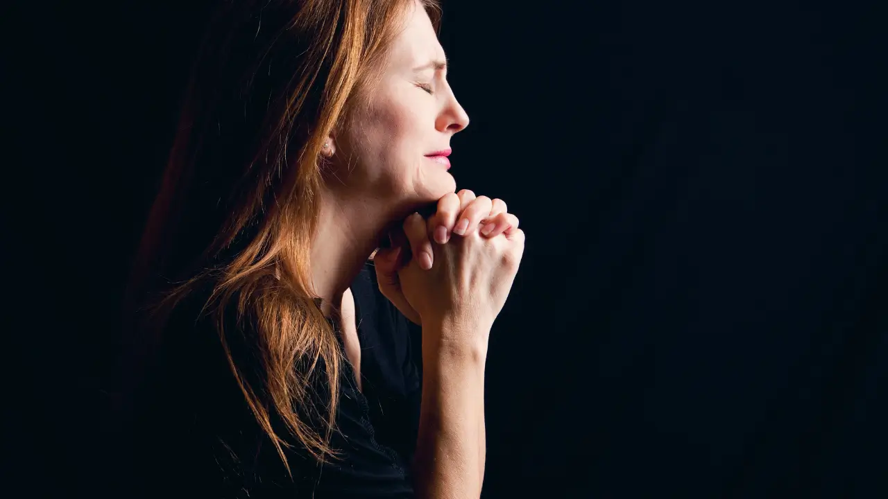 Mulher cristã: o peso invisível da espiritualidade forçada